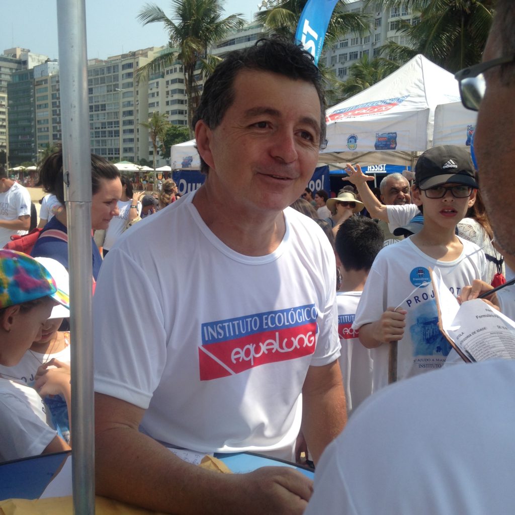 Luca Padovano, presidente do Instituto Aqualung, em evento para limpar a praia de Ipanema