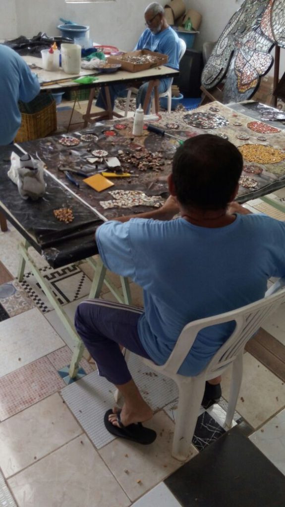 Arte serve como terapia e ferramenta para reinserção social para detentos de Salvador 