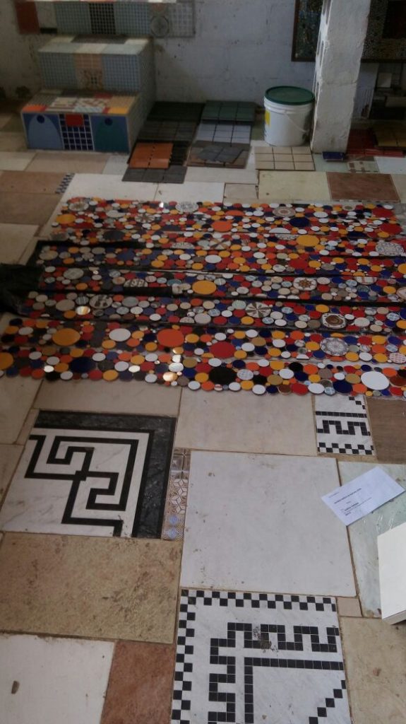 Material usado por detentos nas aulas de mosaico dentro da penitenciária