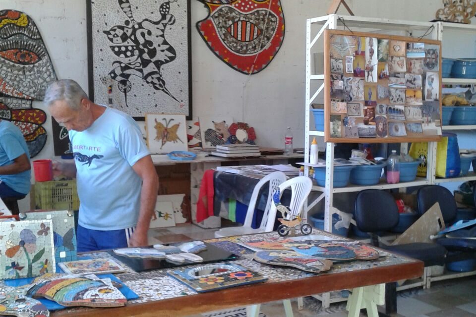 Detentos aprendem a arte de mosaicos em Salvador