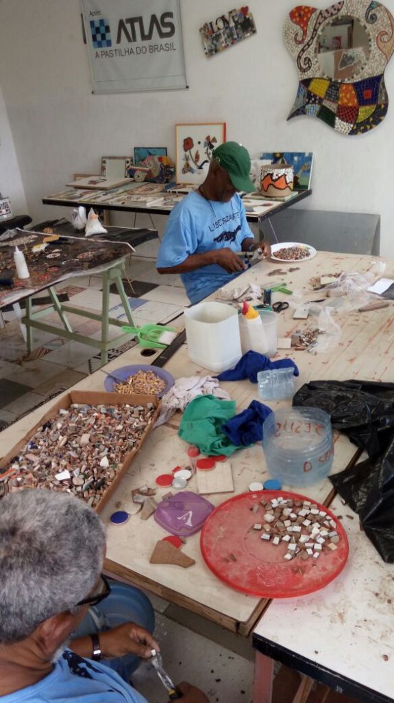 Detentos aprendem a arte de mosaicos, em penitenciária de Salvador