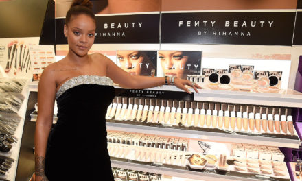 A popstar Rihanna lança maquiagem inclusiva