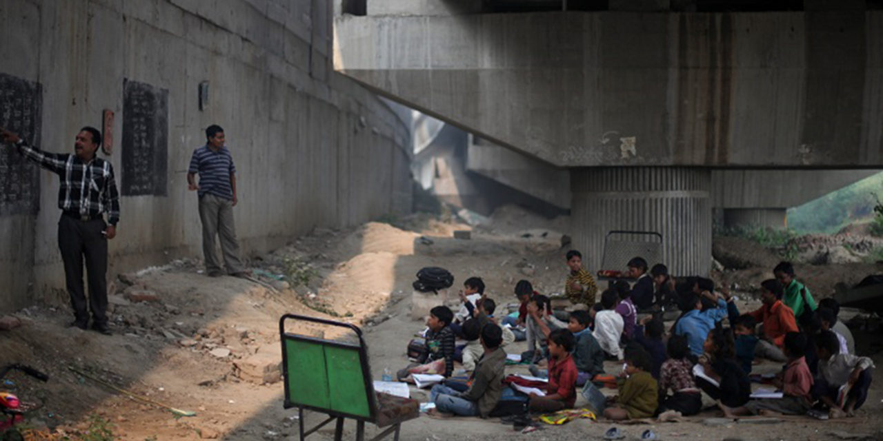 Indiano ensina crianças pobres embaixo de viaduto
