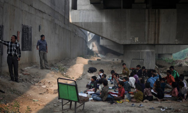 Indiano ensina crianças pobres embaixo de viaduto