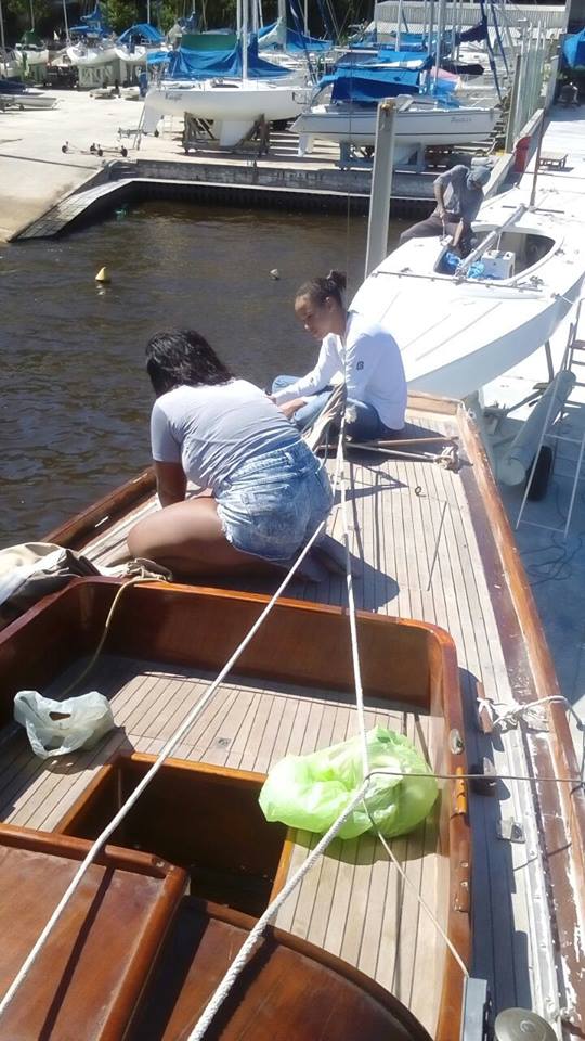 Duas meninas em convés de barco a vela