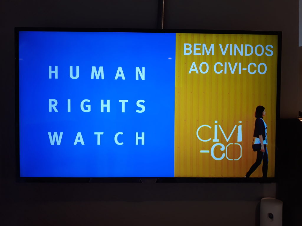 telão da ONG Human Rights Watch duranta evento no Civi-co