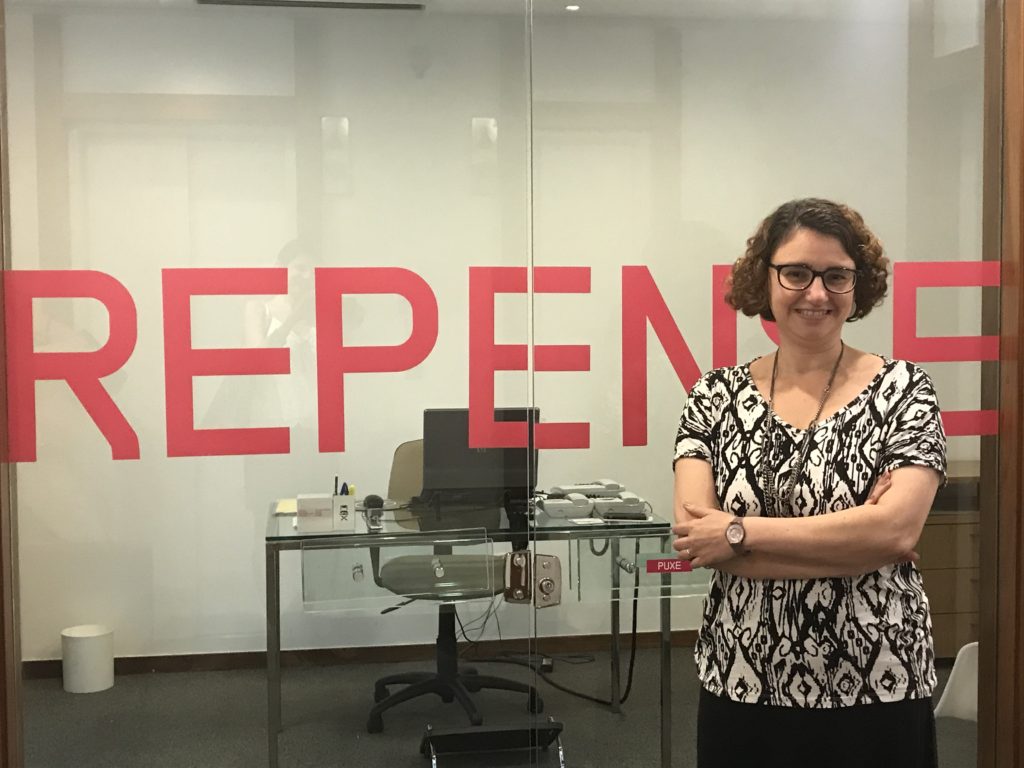 A especialista em comunicação Vivian Fasca, na entrada da agência Repense, no Rio
