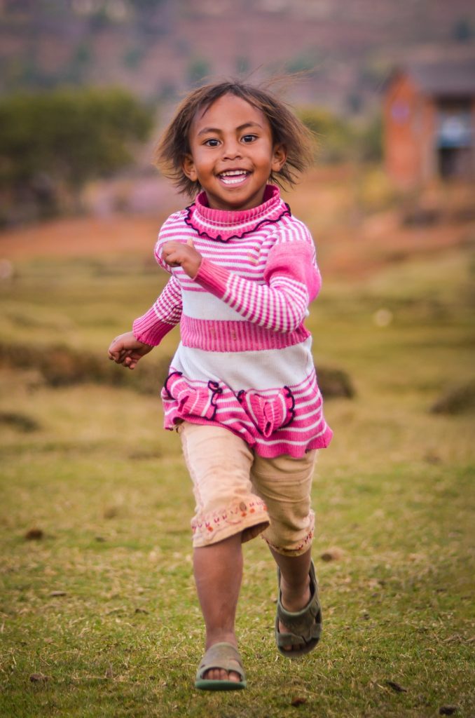 foto de criança correndo
