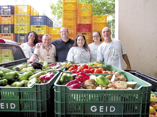 Integrantes do projeto GEID Alimenta com engradados com alimentos