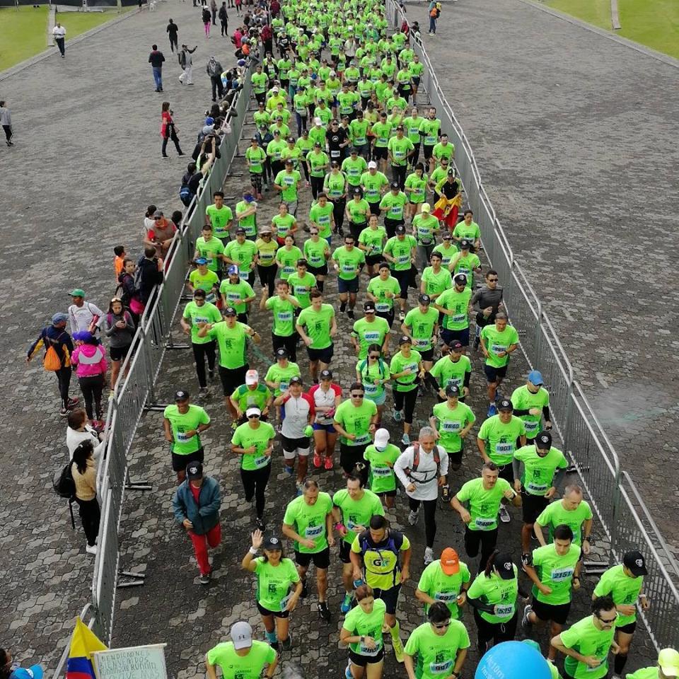 pessoas participando da Carrera verde, na Colômbia
