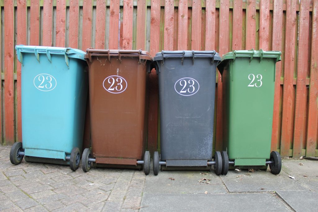4 tonéis de lixo de cores distintas para uso na reciclagem