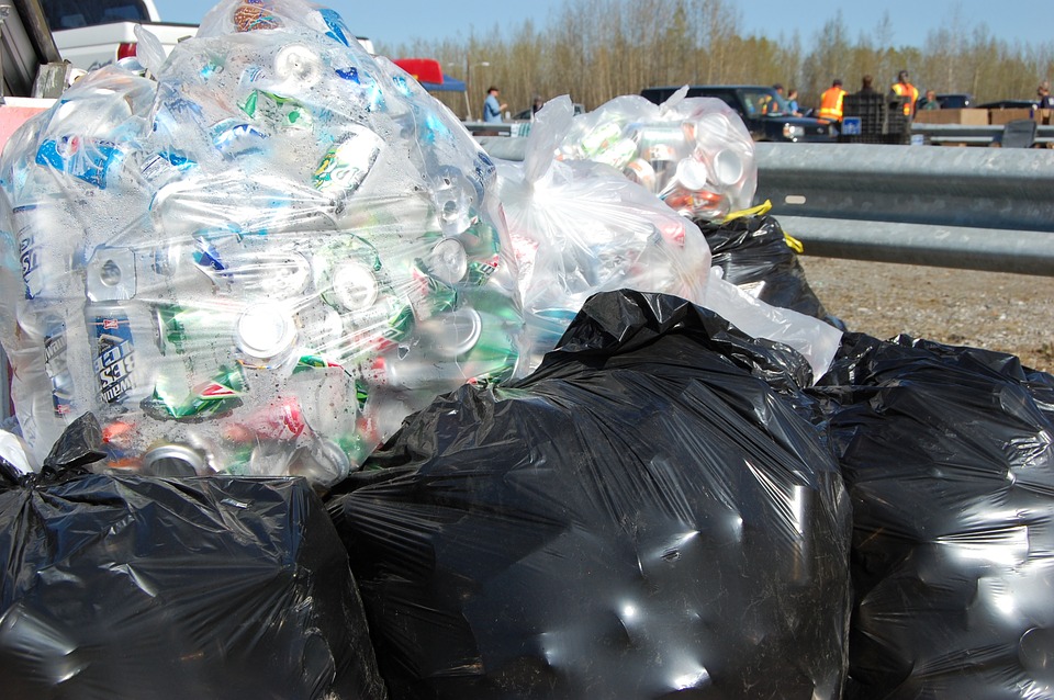 sacos de lixo cheios de latinhas de alumínio para reciclagem