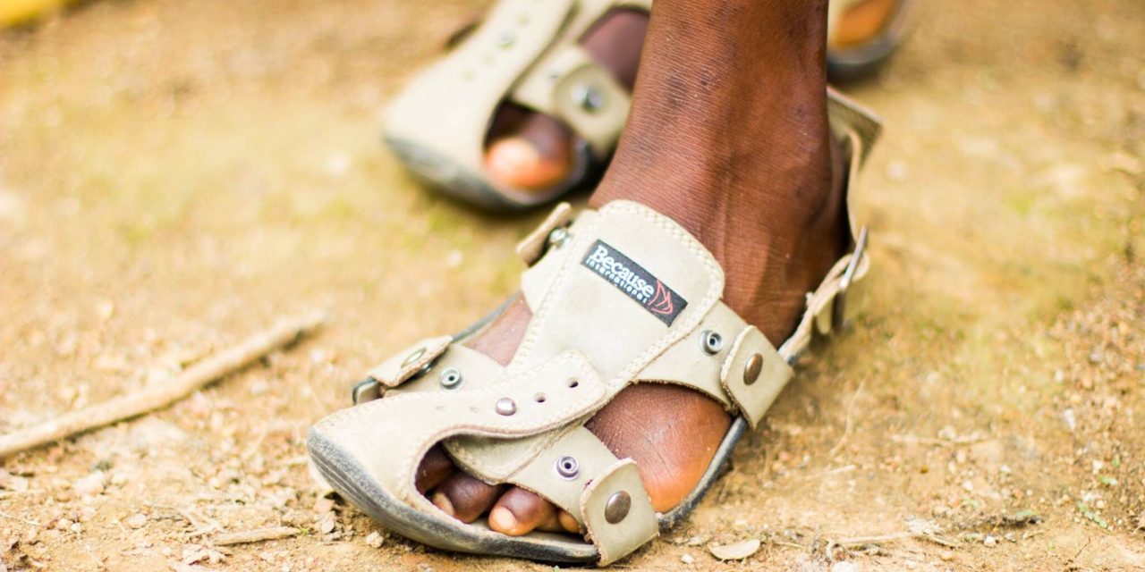 ONG produz sapato que cresce para crianças pobres