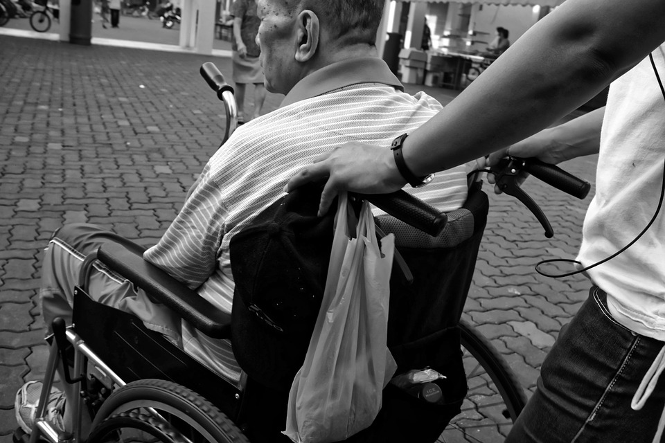 Cadeirante em rua de paralelepípedo