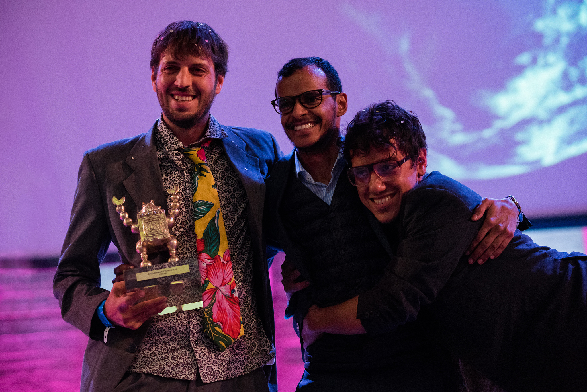 Equipe do aplicativo Cataki recebe prêmio na sede da Unesco, em Paris.