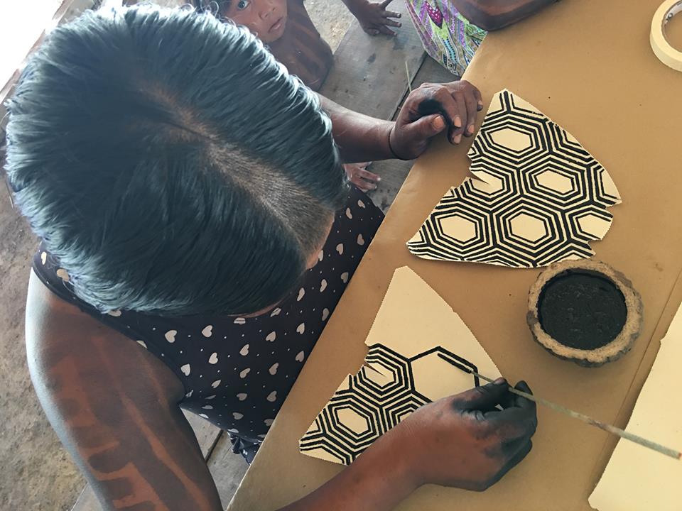 Mulheres indígenas da etnia Kayapós pintam tecido que será usado para produção de alpargatas. 