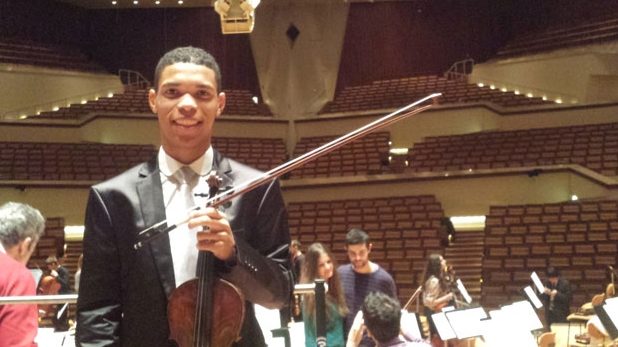 Carioca Nathan Amaral foi selecionado para estudar violino na Áustria. 