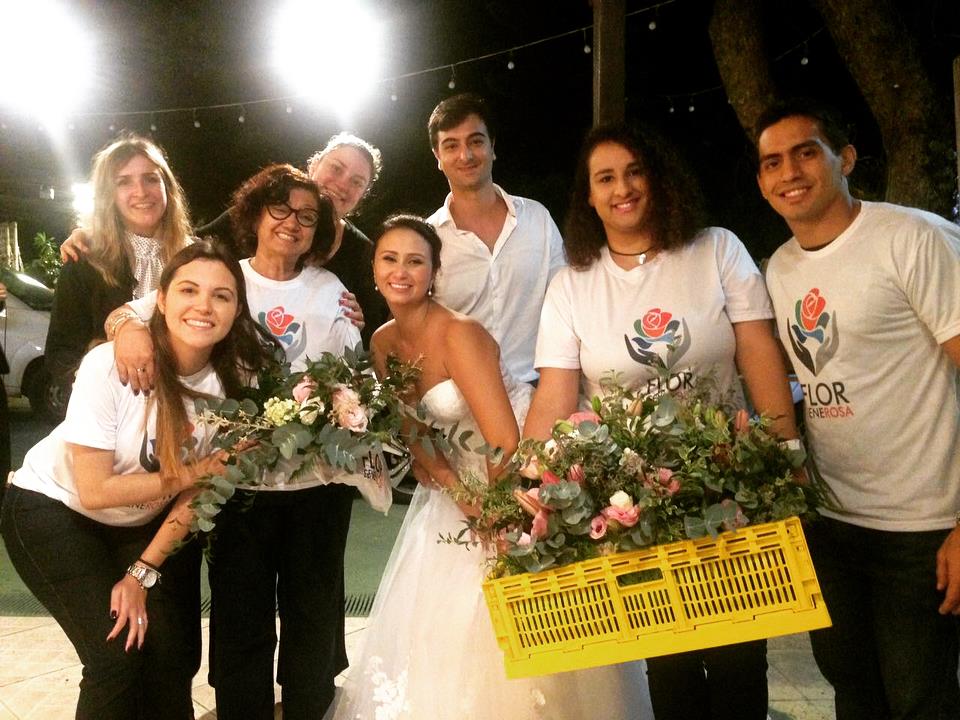 Noivos entregam flores de seu casamento a grupo de voluntários Flor Generosa. Foto Reprodução Facebook
