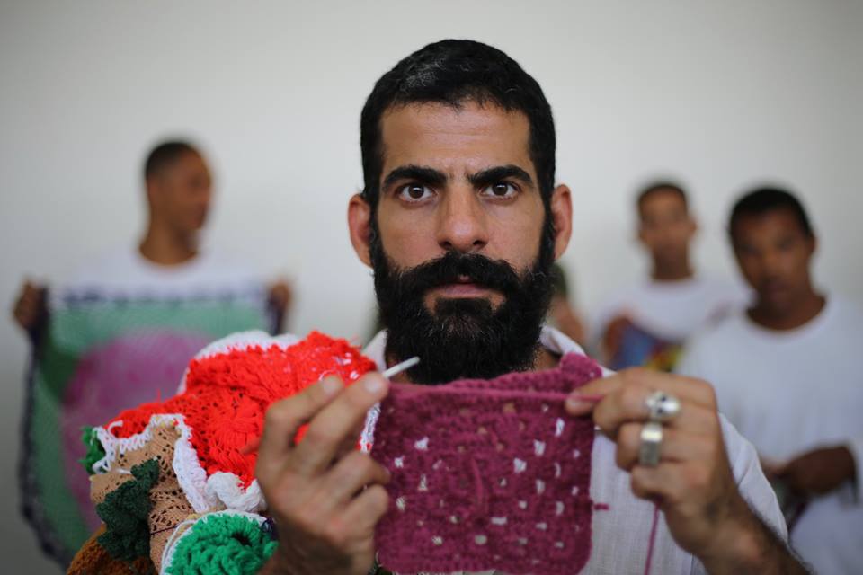detentos do projeto Ponto Firme aprendem crochê em São Paulo
