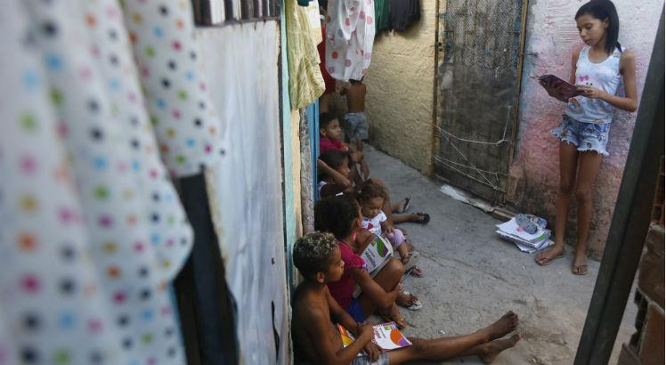 Steffany Rafaelly da Silva dá aulas nas ruas de sua comunidade. Foto Jornal do Commercio