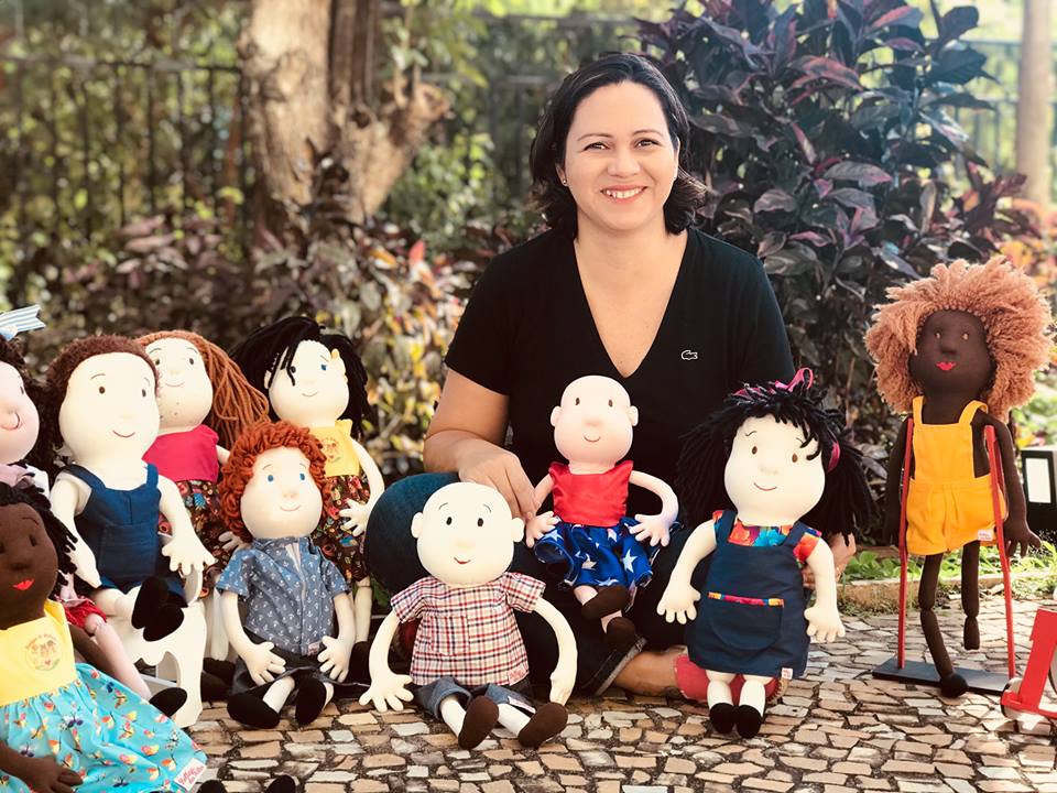 Cristiane Mendonça com seus bonecos da linha Amigos da Inclusão. Foto Divulgação