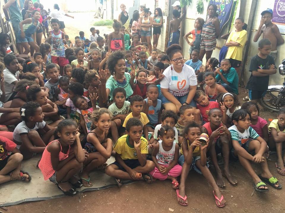 Fabiana Silva, de branco, entre as crianças atendidas pelo projeto Apadrinhe um Sorriso. Foto Divulgação