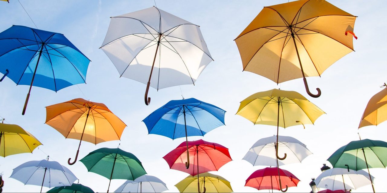 Artesã faz sacos de dormir para moradores de rua com guarda-chuvas quebrados