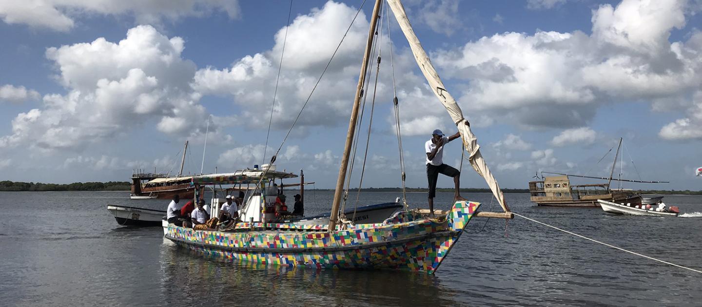 Barco do projeto Flipflopi, feito com chinelos reciclados. Foto Reprodução/ONU