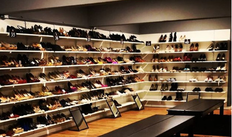 Seção de sapatos na loja de trocas Moeda de Troca. Foto Instagram