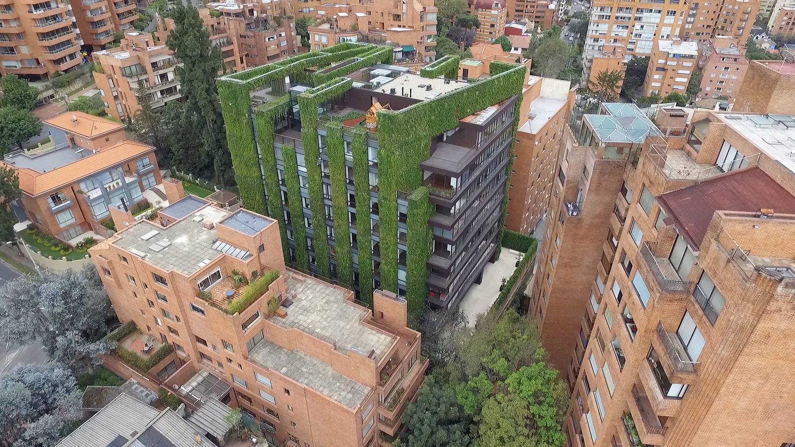 Edifício Santalaia, em Bogotá, que possui o maior jardim vertical do mundo. Foto Reprodução.