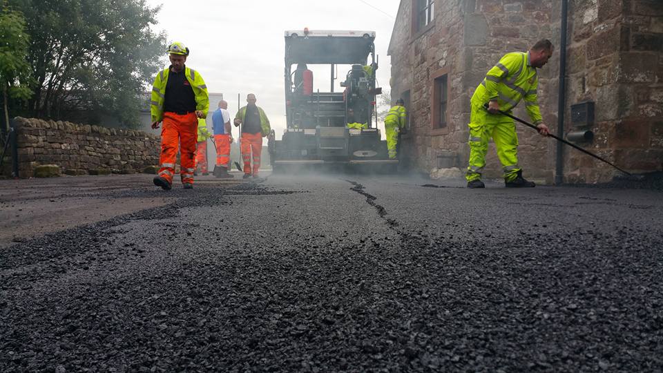 Rua sendo finalizada com asfalto de plástico em Eaglesfield, norte da Inglaterra. Foto Divulgação