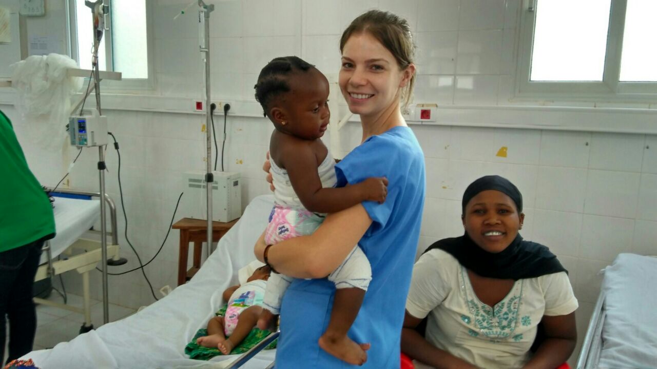A enfermeira Marina Barardi durante missão na Guiné-Bissau. Foto Acervo Pessoal