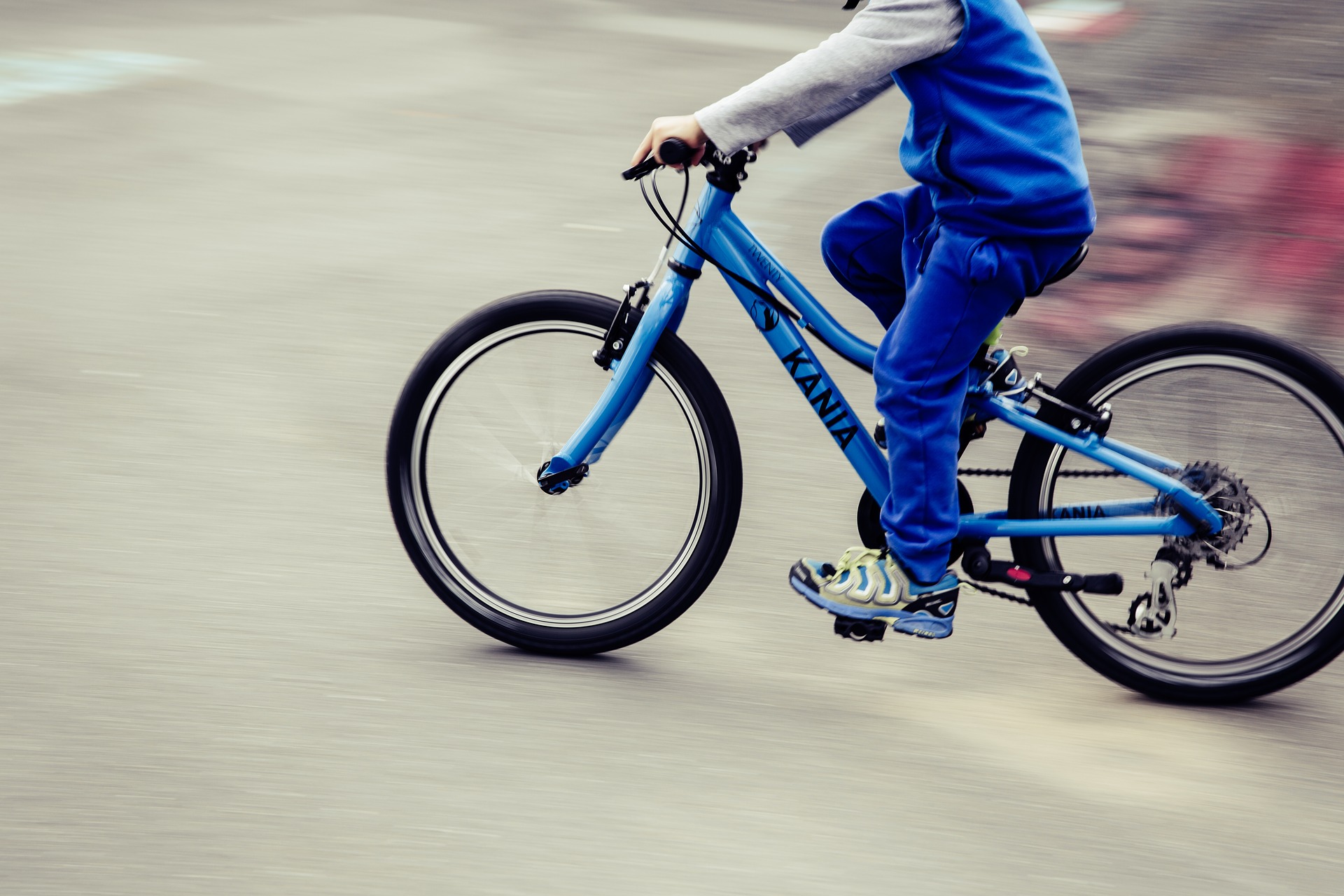 Estimule as crianças a fazer pequenos trajetos de bicicleta. Foto Pixabay