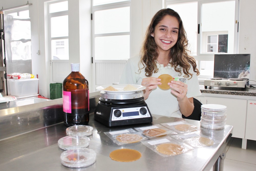 A estudante Juliana Estradioto, que desenvolveu o plástico feito com casca de maracujá. Foto Acervo Pessoal