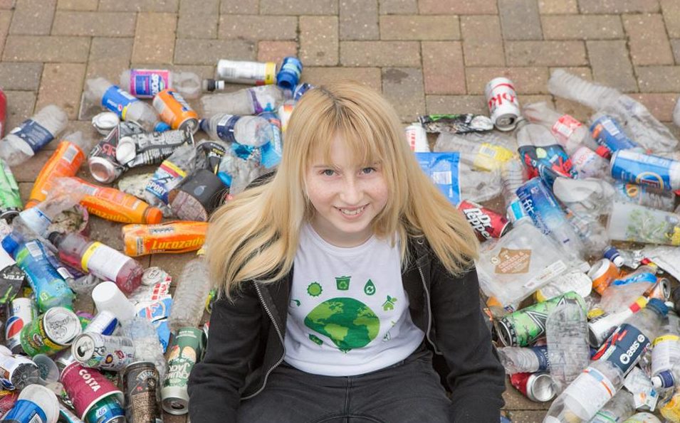 Nadia Sparkes, de 12 anos, passou a recolher o lixo das ruas de sua cidade para reciclagem. Foto Divulgação