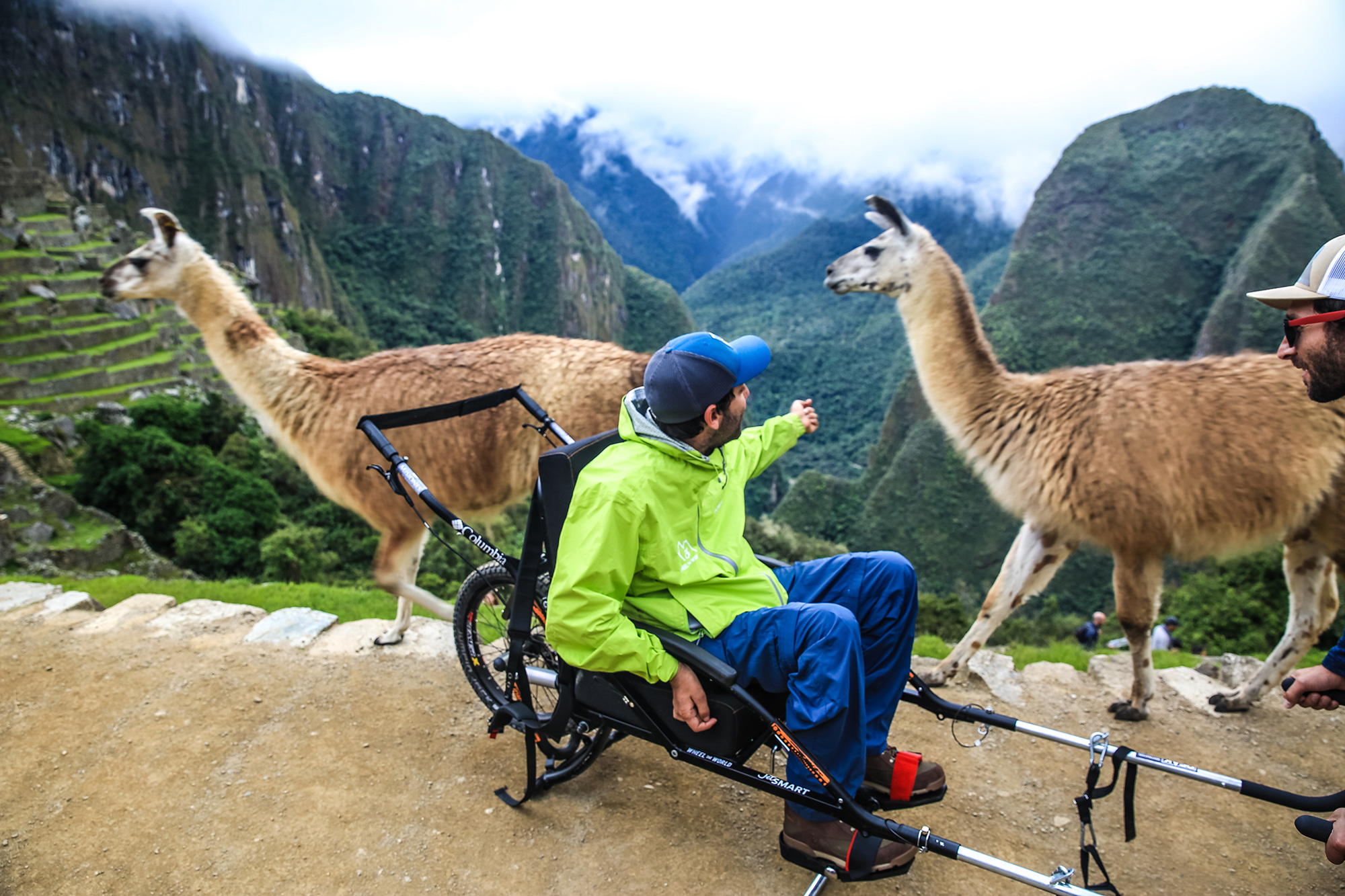 Turista em cadeira de rodas especial durante passeio por Machu Picchu. Foto Divulgação