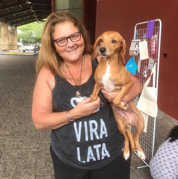 Marcia Coelho Netto em uma das feiras de adoção realizadas pela Dog's Heaven, em Petrópolis