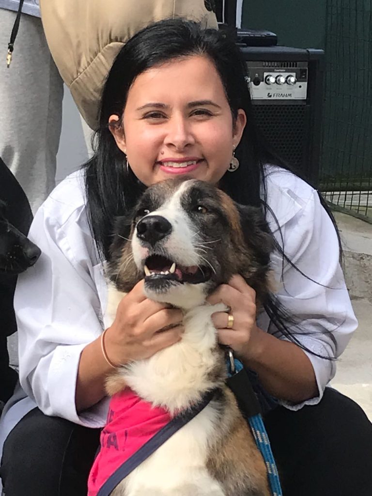 A veterinária Priscila Mesiano com a cadela Linda, esperando uma adoção na Dog's Heaven 