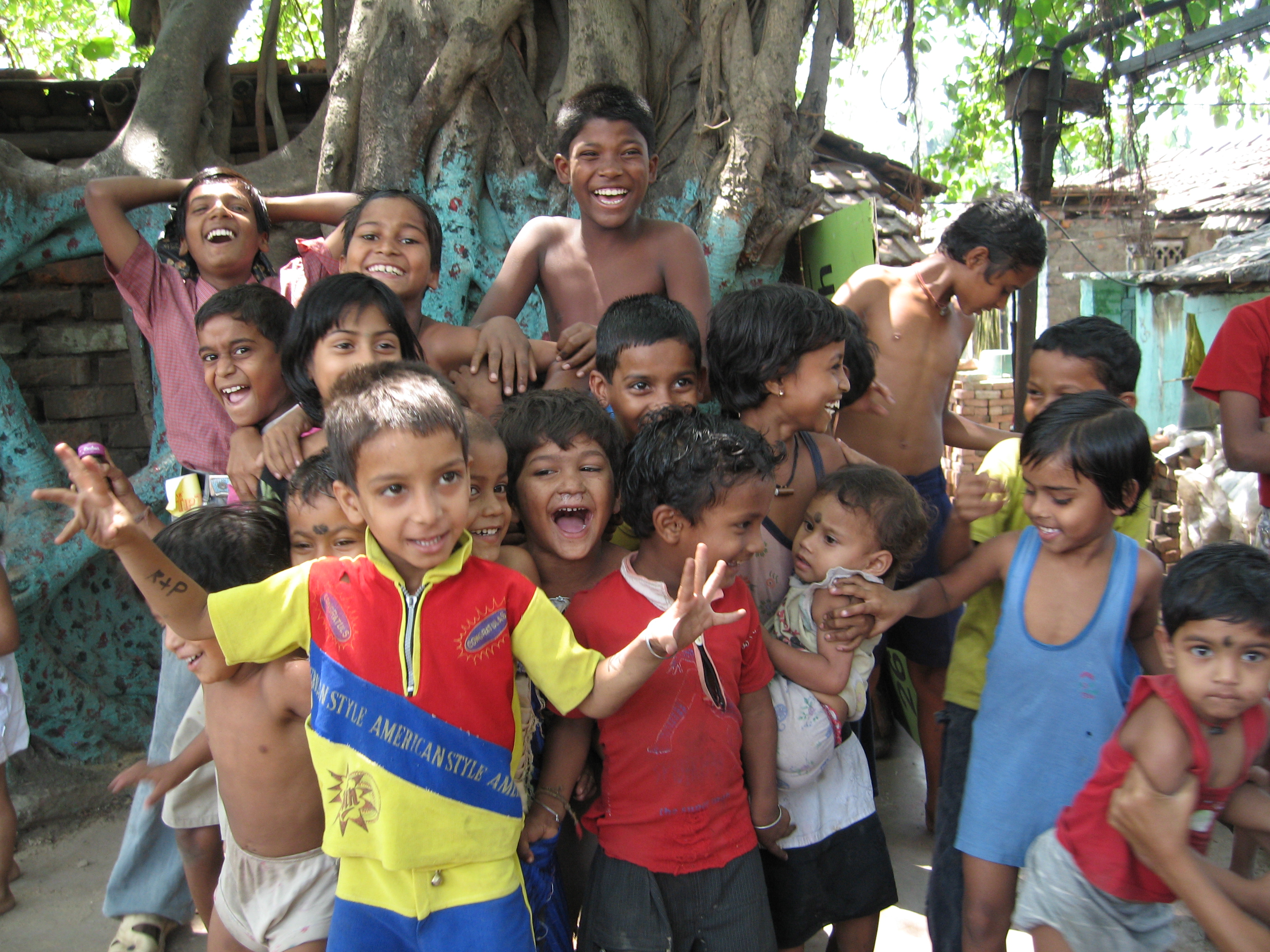 Crianças da Índia em cena do documentário "Happy". Foto Divulgação