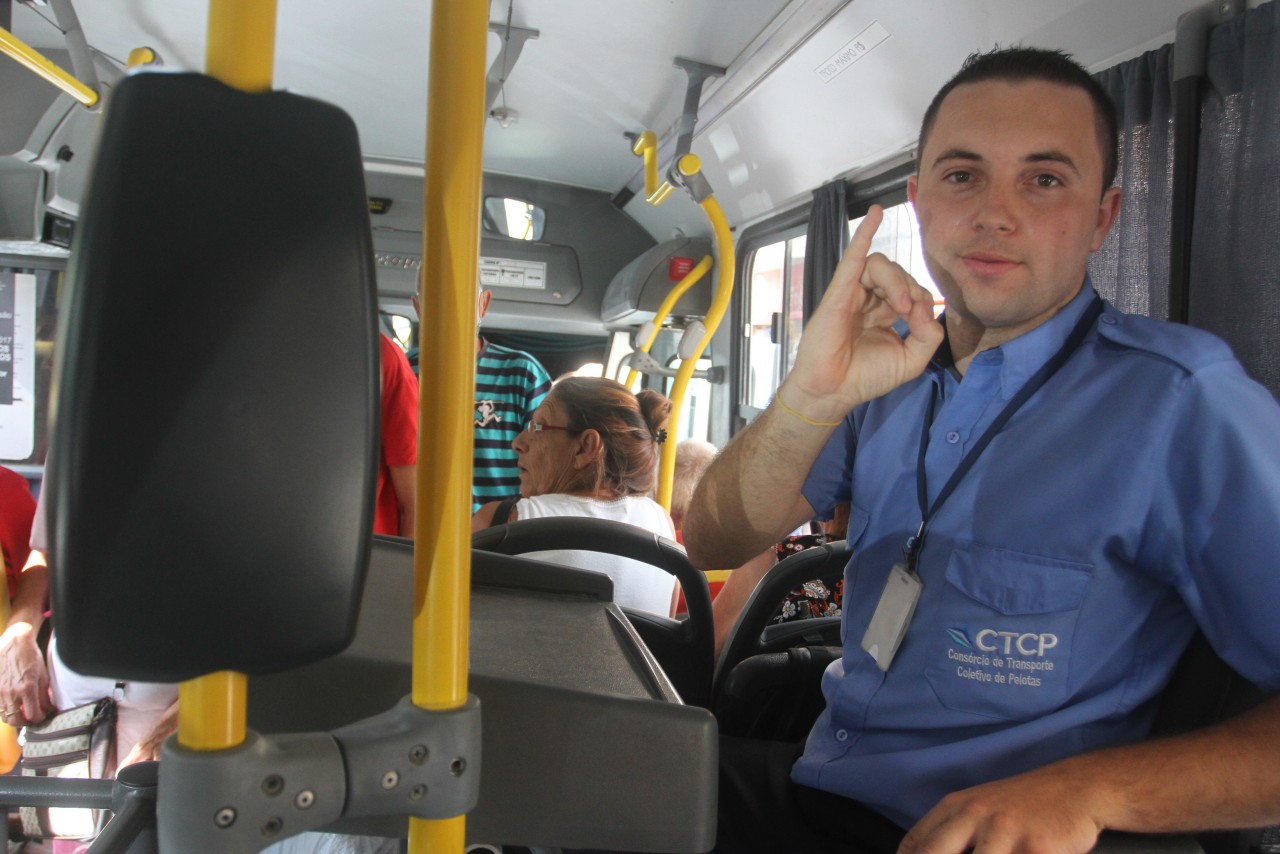 Gabriel Pinheiro da Fonseca estudou Libras para se comunicar com passageiros surdos. Foto Paulo Rossi/Diario Popular