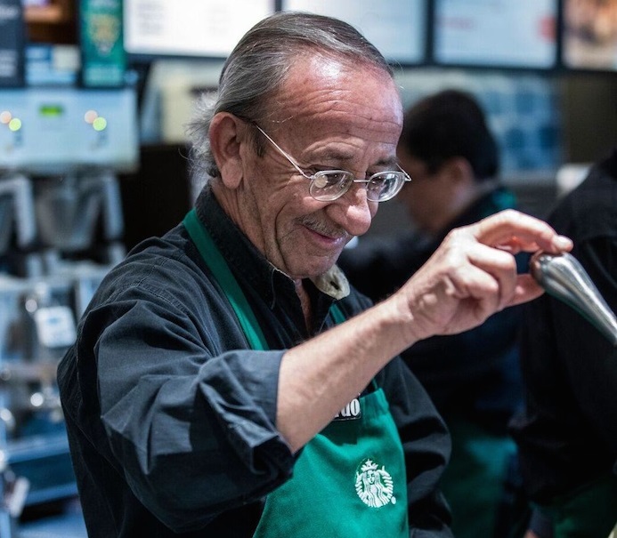 Barista da cafeteria Starbucks no México que só contrata funcionários maduros. Foto Divulgação