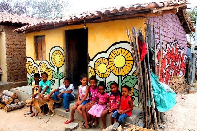 Crianças em frente a casa pintada por Wederson Moraes em Pasmadinho. Foto Reprodução