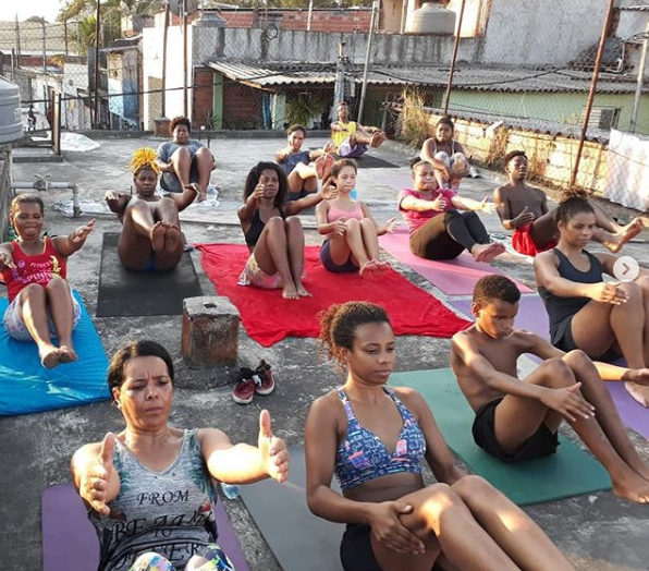 Mulheres praticam ioga no projeto Treino na Laje, em São Paulo. Foto Reprodução Instagram