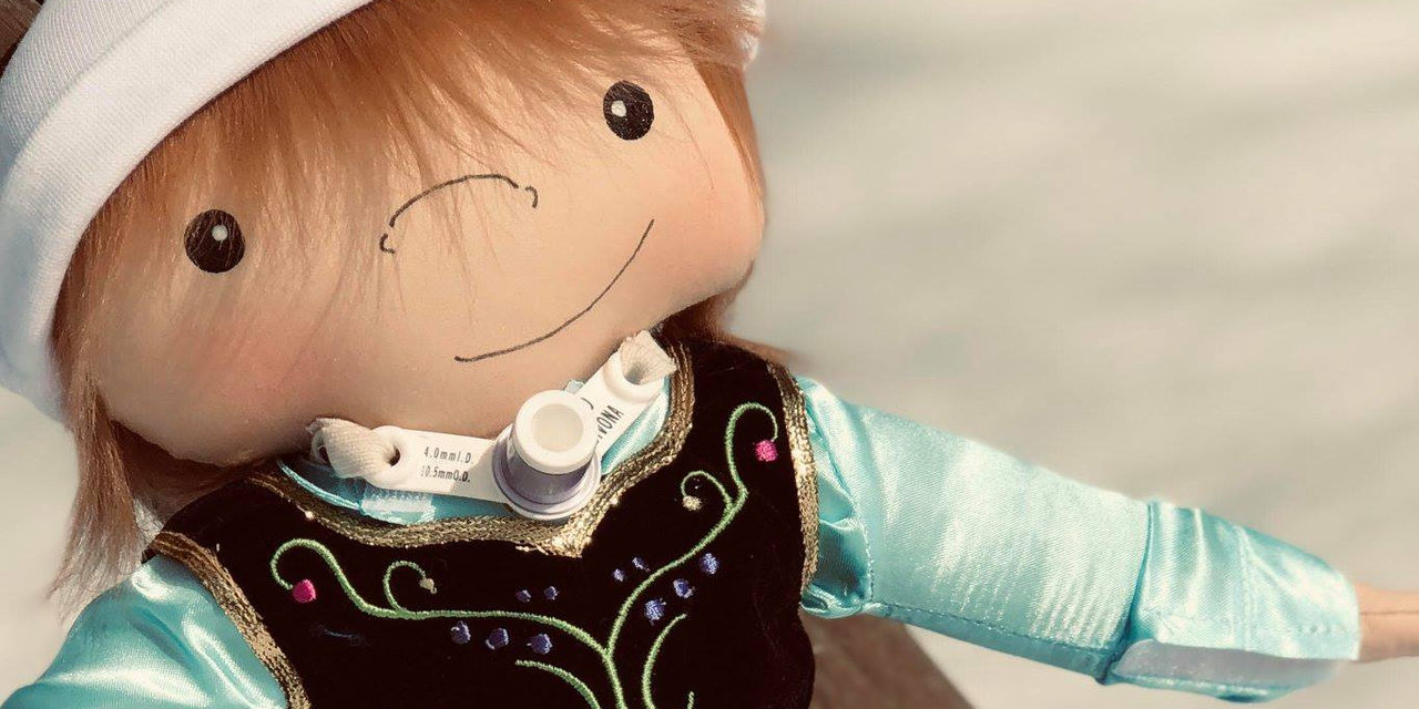 Artesã faz bonecas especiais para crianças deficientes