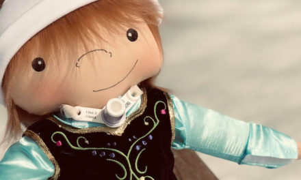 Artesã faz bonecas especiais para crianças deficientes