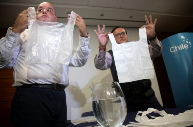 Roberto Astete e Cristian Olivares apresentam a sacola que dissolve em água. Foto Reprodução
