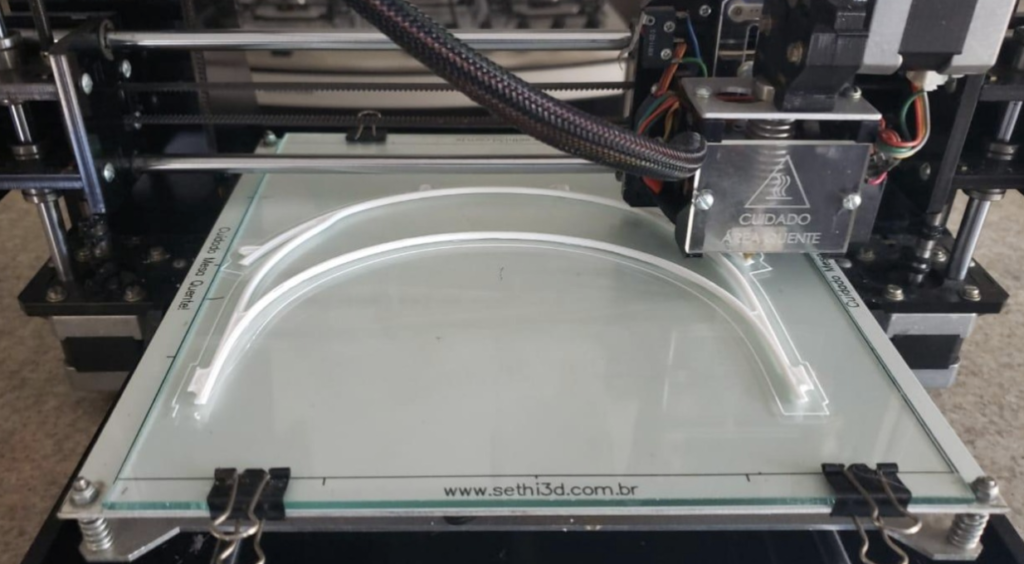 impressora 3D imprimindo máscara contra coronavírus