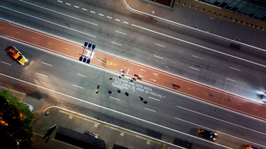 foto aérea de frase pintada na rua 